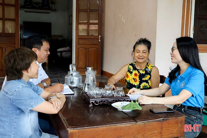 Trong việc phát triển tỷ lệ bao phủ BHYT, vai trò phối hợp của chính quyền địa phương và các tổ chức đoàn thể rất quan trọng. Trong ảnh: Đại diện chính quyền xã Đức Lĩnh (Vũ Quang) phối hợp cán bộ huyện đến nhà dân để vận động tham gia BHYT. bqbht_br_872441d88ebe3de064af.jpg