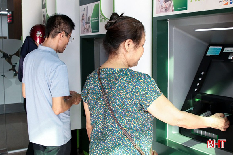Việc chi trả lương hưu không dùng tiền mặt được đông đảo người dân, nhất là dân cư ở các khu vực đô thị hưởng ứng nhiệt tình. 3-8160.jpg