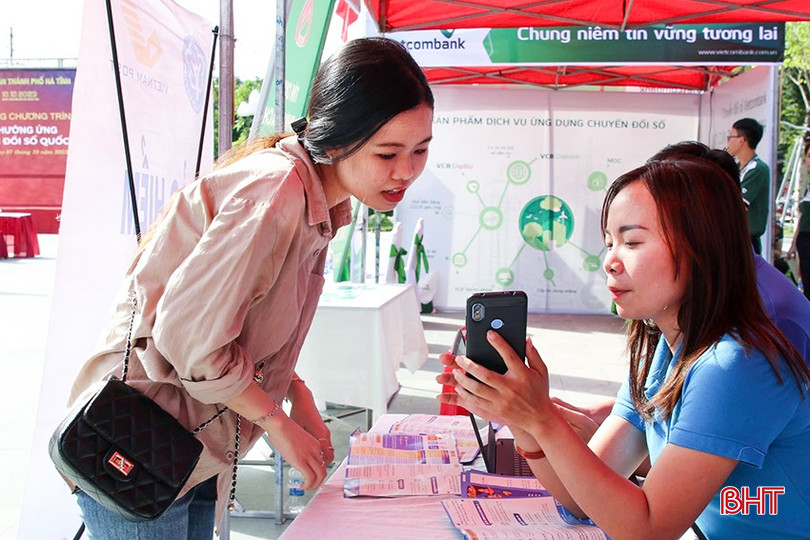 Trong thực hiện chuyển đổi số, các đợt ra quân của toàn ngành đã thu được nhiều kết quả tích cực. Trong ảnh: Chuyên viên BHXH tỉnh hướng dẫn người dân sử dụng các tiện ích trên ứng dụng VssID. 66-7557.jpg