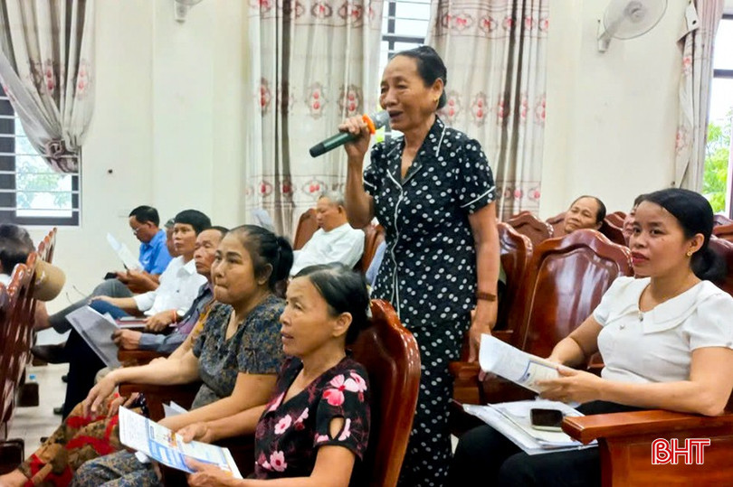 Người dân xã Thạch Hưng trao đổi với cán bộ BHXH tỉnh tại hội nghị tuyên truyền các chính sách BHXH, BHYT ngày 30/8/2024. 12-9477.jpg