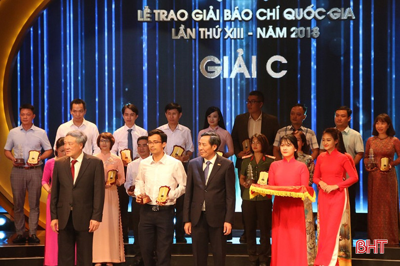 Nhà báo Nguyễn Mạnh Hà (áo trắng hàng trước) nhận giải C Giải Báo chí Quốc gia năm 2018. bqbht_br_b.jpg
