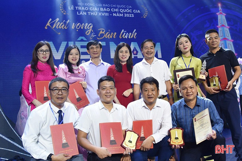 Lãnh đạo Hội Nhà báo Hà Tĩnh chụp ảnh lưu niệm với các tác giả đạt giải tại Giải Báo chí quốc gia năm 2023. bqbht_br_12-7322.jpg