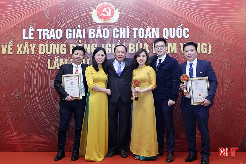 Nguyên Trưởng ban Tổ chức Tỉnh ủy Hà Tĩnh Võ Hồng Hải chụp ảnh lưu niệm cùng nhóm tác giả Báo Hà Tĩnh, Đài PT-TH Hà Tĩnh (cũ) đạt Giải Búa liềm vàng Quốc gia năm 2021. bqbht_br_8.jpg