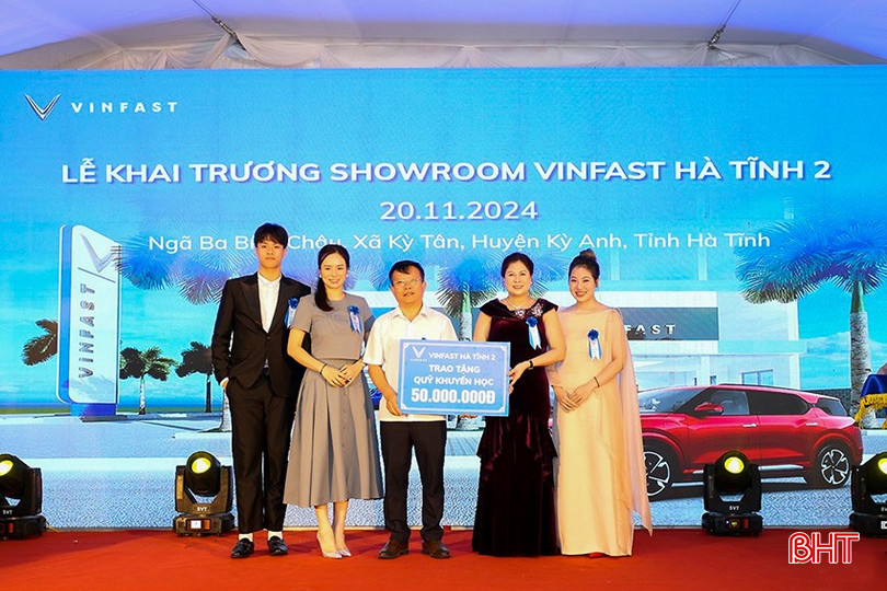 Chị Lê Thị Như Thủy đại diện Vinfast Hà Tĩnh trao tặng quỹ Khuyến học huyện Kỳ Anh (cũ) nhân dịp khai trương Showroom Vinfast Hà Tĩnh 2 (tháng 11/2024) bqbht_br_bt1.jpg