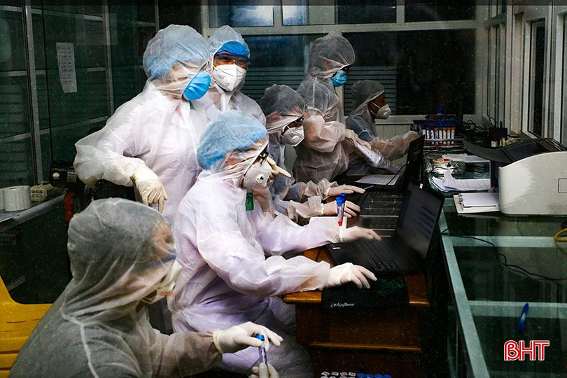 Trong làn sóng dịch bệnh Covid-19 lần thứ 4 (năm 2021), trên 2.000 cán bộ, nhân viên ngành Y tế Hà Tĩnh đã gác lại niềm riêng, trắng đêm truy vết, lấy mẫu và xét nghiệm, góp phần quan trọng cùng cả hệ thống chính trị kiểm soát, ngăn dịch trong cộng đồng… Ảnh tư liệu bqbht_br_127d2075321t9120l3-anh-cover-pc-mm-ok.jpg