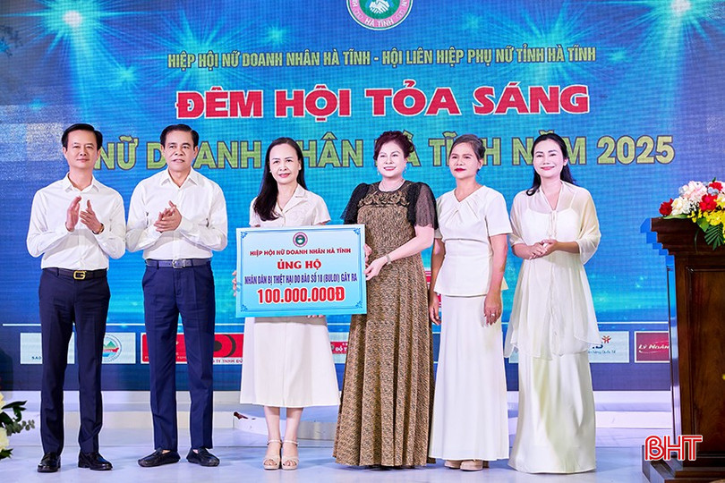 Dưới sự chứng kiến của lãnh đạo tỉnh, chị Như Thủy cùng đại diện Hiệp hội Nữ doanh nhân Hà Tĩnh trao biểu trưng ủng hộ đồng bào bị thiệt hại do bão số 10 nhân dịp Ngày Doanh nhân Việt Nam 2025. bqbht_br_01-75.jpg
