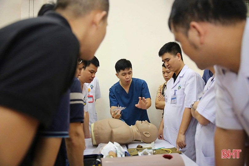 Mời các chuyên gia về đào tạo cấp cứu ngoại viện - một trong những hoạt động ý nghĩa trong hành trình phát triển của ngành Y tế Hà Tĩnh. bqbht_br_f22b6890b1f33cad65e2.jpg