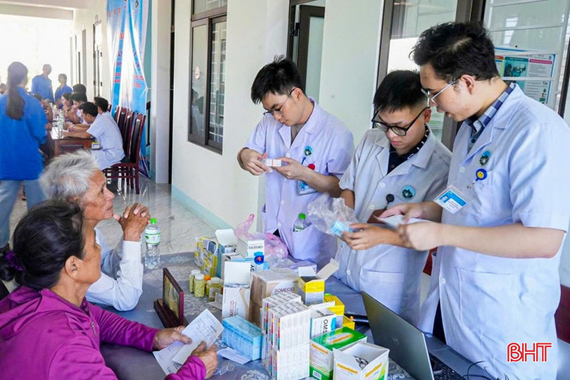 Các bác sỹ Hội Thầy thuốc trẻ Hà Tĩnh khám, cấp phát thuốc cho người dân bị ảnh hưởng bão số 10 ở xã Thạch Khê. bqbht_br_image-2.jpg