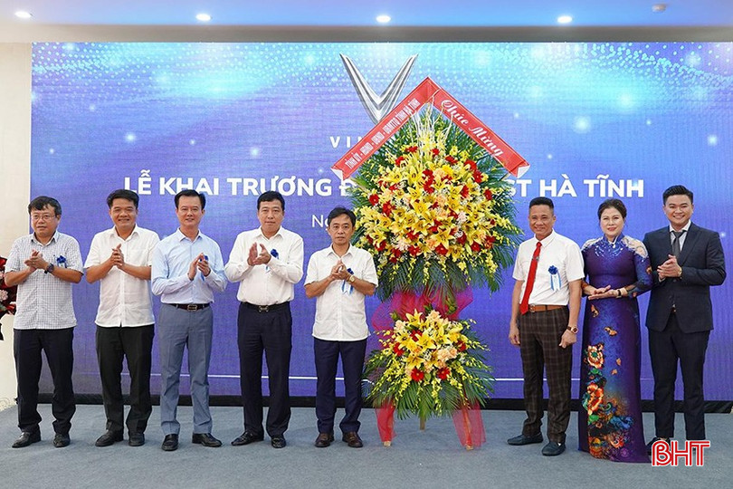 Lãnh đạo tỉnh chúc mừng doanh nghiệp tại sự kiện khai trương Vinfast Hà Tĩnh tháng 7/2024. bqbht_br_bt2.jpg