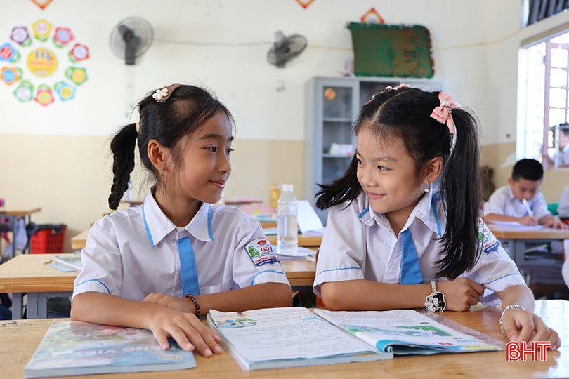 Em Nguyễn Khả Như (bên trái) vui vẻ trở lại trường sau quá trình điều trị bệnh. bqbht_br_8d3eeb8151cfdb9182de.jpg