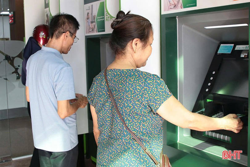 Chi trả lương hưu qua phương thức không dùng tiền mặt cũng là điểm sáng khi BHXH Hà Tĩnh sớm vượt qua chỉ tiêu chung của toàn ngành. bqbht_br_1.jpg