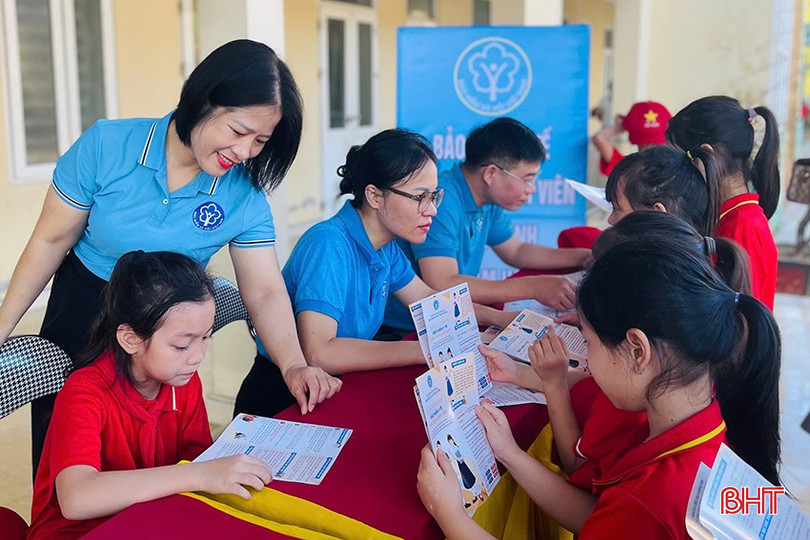 Ngay đầu năm học, BHXH các cơ sở đã lập điểm tuyên truyền để tư vấn, giải đáp chính sách BHYT học sinh ngay tại trường. bqbht_br_th2.jpg