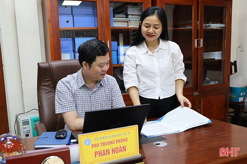 Ông Phan Hoàn - Phó Trưởng phòng Chế độ BHYT, BHXH khu vực XV trao đổi với nhân viên về cách phối hợp triển khai các chính sách mới theo Luật BHXH có hiệu lực từ 1/7/2025. bqbht_br_img-0595.jpg