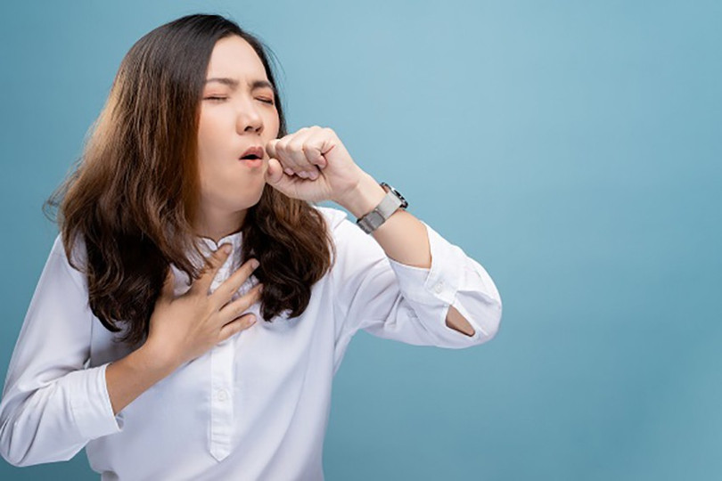Theo các bác sĩ, người bệnh thường chủ quan khi bị nhiễm trùng đường hô hấp trên với các triệu chứng ho, sổ mũi, đau họng và thường tự điều trị. Ảnh internet 21.jpg