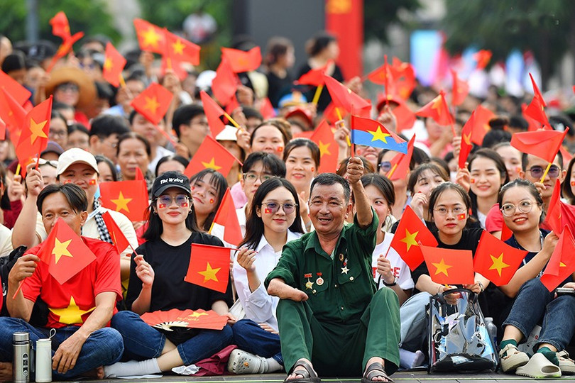 Cựu chiến binh Bùi Xuân Tình (sinh năm 1956, quê Hà Tĩnh) cùng người dân trong lễ kỷ niệm 50 năm Ngày giải phóng miền Nam, thống nhất đất nước (30/4/1975 - 30/4/2025) tại TP Hồ Chí Minh. Trong Chiến dịch Hồ Chí Minh, ông thuộc Tiểu đoàn 8, Trung đoàn 266, Sư đoàn 341. Ảnh Báo QĐND sg4.jpg