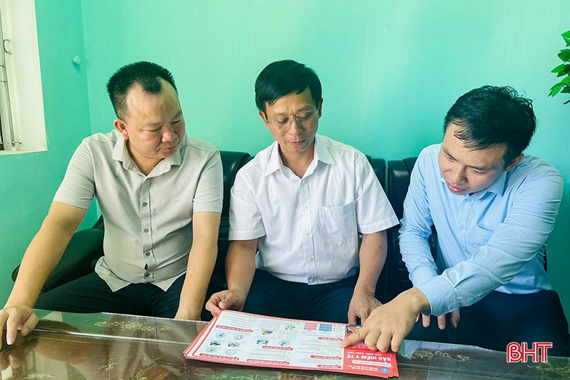 Chuyên viên BHXH tỉnh và cán bộ BHYT TX Kỳ Anh trao đổi với lãnh đạo Phòng GD&ĐT về những nội dung mới trong chính sách BHYT học sinh. 3.jpg