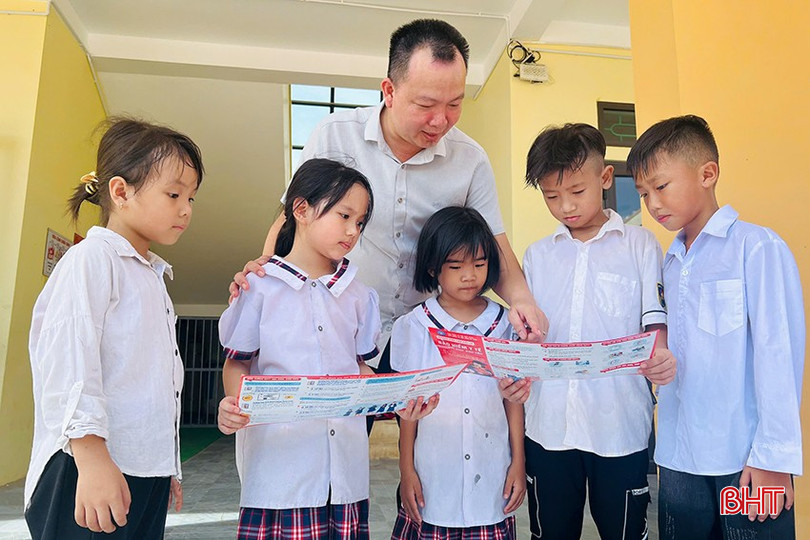 Cán bộ BHXH thị xã Kỳ Anh tuyên truyền về các chính sách BHYT học sinh cho học sinh Trường Tiểu học Kỳ Lợi trước thềm năm học mới. 1.jpg