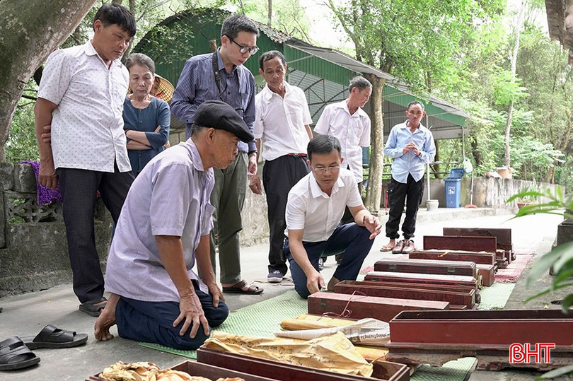 Cán bộ Sở VH-TT&DL kiểm tra sắc phong tại một di tích lịch sử. bqbht_br_z6046662399410-bb21e4e87d17e62cbf4a4d457afb6ecc.jpg