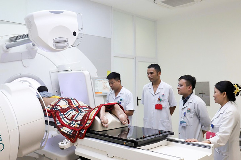 Các bác sĩ, kỹ sư, kỹ thuật viên Trung tâm xạ trị kỹ thuật cao Hà Tĩnh theo dõi quy trình xạ trị cho bệnh nhân. 68d1c70b31e185bfdcf0.jpg