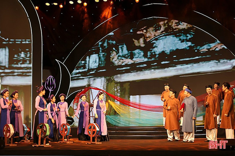 Một tiết mục trong khuôn khổ Festival kỷ niệm 10 năm dân ca ví, giặm Nghệ Tĩnh được UNESCO ghi danh. bqbht_br_a3-4707-723.jpg