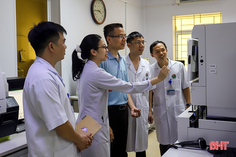 Các các bác sĩ, cử nhân Khoa Huyết học - Truyền máu Hà Tĩnh trong một buổi học với chuyên gia đến từ Bệnh viện Huyết học - Truyền máu TƯ về xây dựng hệ thống quản lý chất lượng phòng xét nghiệm. bqbht_br_img-9995-5190.jpg