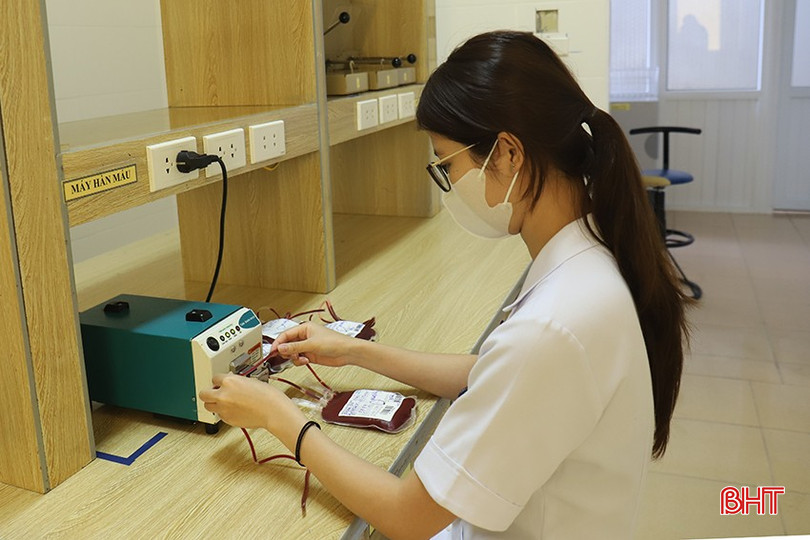 Mỗi đơn vị máu được nhập vào, sản xuất, bảo quản, kiểm định, xuất ra đều qua quy trình nghiêm ngặt. bqbht_br_img-0086.jpg