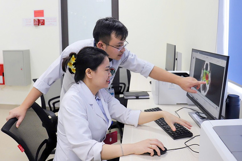 Bác sĩ CKI Bùi Thiên Cường cùng kỹ sư vật lý y khoa Phan Thị Thu Thảo trao đổi, thống nhất lập kế hoạch điều trị cho bệnh nhân ung thư. df345eaea9441d1a4455.jpg