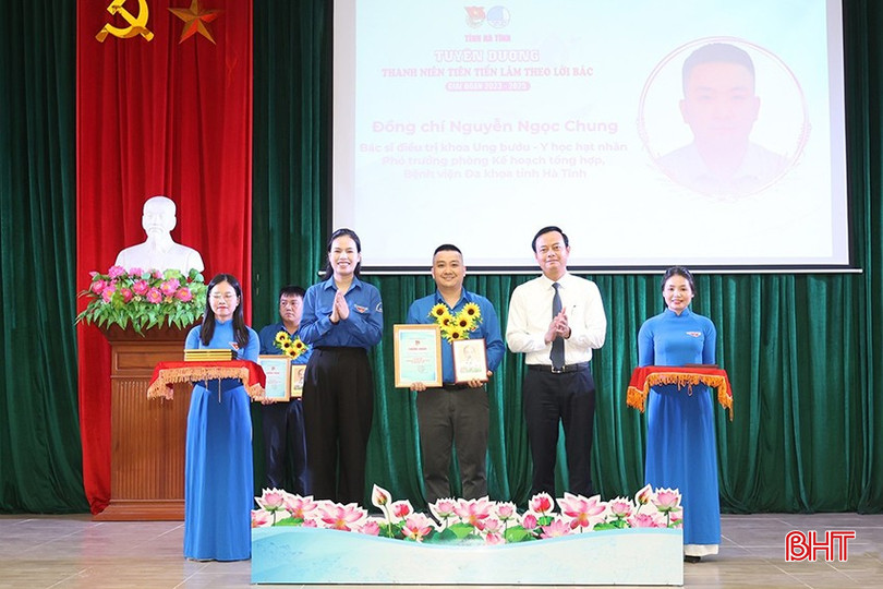 Trưởng ban Tuyên giáo và Dân vận Tỉnh ủy Hà Văn Hùng và Bí thư Tỉnh đoàn Nguyễn Ny Hương trao chứng nhận cho các thanh niên tiên tiến làm theo lời Bác cấp tỉnh, giai đoạn 2023 - 2025. bqbht_br_aimg-2344.jpg