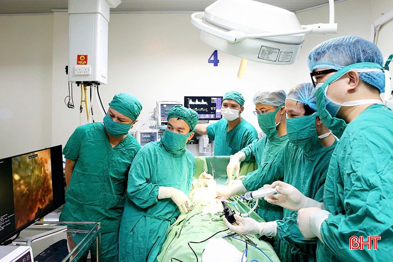 Các bác sỹ Khoa Ngoại tiêu hóa - Bệnh viện Đa khoa tỉnh Hà Tĩnh tiến hành tán sỏi nội soi đường mật ống mềm bằng laser cho bệnh nhân. bqbht_br_anh-1.jpg