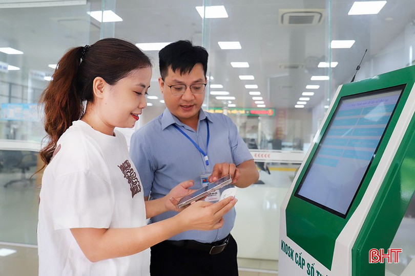 Nâng cao đạo đức công vụ là yêu cầu rất quan trọng đối với cán bộ, công chức, viên chức trong giai đoạn hiện nay. Trong ảnh: Cán bộ ngành y tế hướng dẫn người dân lấy số thứ tự và đăng nhập VnID tại Trung tâm Phục vụ Hành chính công tỉnh Hà Tĩnh. bqbht_br_66fb6601faf44daa14e5.jpg