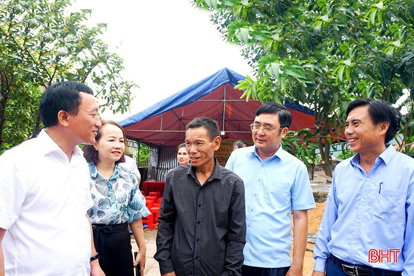Khi người cán bộ làm việc bằng năng lực và bằng nhân cách, đạo đức thì đạo đức công vụ không còn là một giá trị đồng hành cùng cải cách mà chính là nền tảng văn hóa của cải cách. Trong ảnh: Cán bộ Uỷ ban MTTQ tỉnh và TX Kỳ Anh trao đổi với người dân phường Kỳ Long về một số chủ trương, chính sách phát triển KT-XH. bqbht_br_4.jpg