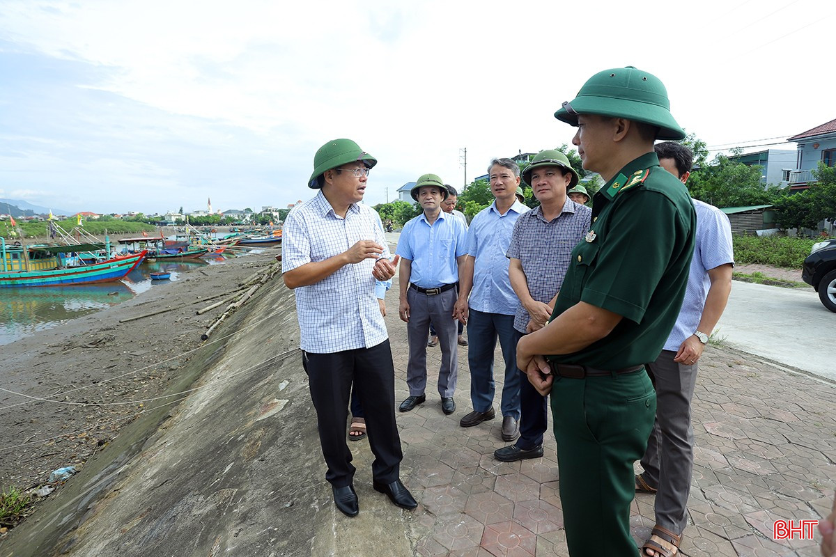 Phó Chủ tịch UBND tỉnh Dương Tất Thắng yêu cầu lực lượng BĐBP với các đơn vị nhanh chóng kêu gọi bà con ngư dân đang đánh bắt trên biển nhanh chóng vào nơi tránh trú. bqbht_br_ung-pho-bao-so-5-2.jpg