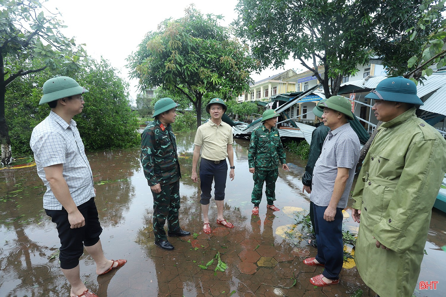 Phó Chủ tịch UBND tỉnh Trần Báu Hà và Đại tá Nguyễn Xuân Thắng - Chỉ huy trưởng Bộ CHQS tỉnh kiểm tra công tác khắc phục hậu quả bão số 5 ở xã Cổ Đạm. bqbht_br_thiet-hai-bao-so-5-7.jpg