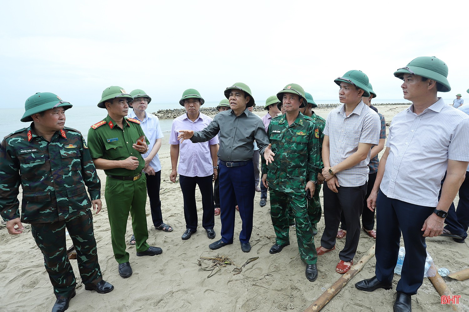 Chủ tịch UBND tỉnh Võ Trọng Hải yêu cầu lực lượng vũ trang điều động thêm 400 cán bộ, chiến sĩ hỗ trợ xã Đan Hải gia cố đê Hội Thống. bqbht_br_ung-pho-bao-so-5-2.jpg