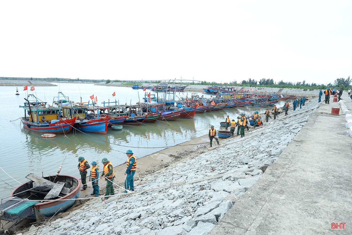 Lực lượng BĐBP và dân quân tự vệ hỗ trợ ngư dân neo đậu tàu thuyền tránh trú bão số 5. bqbht_br_ung-pho-bao-so-5-7.jpg