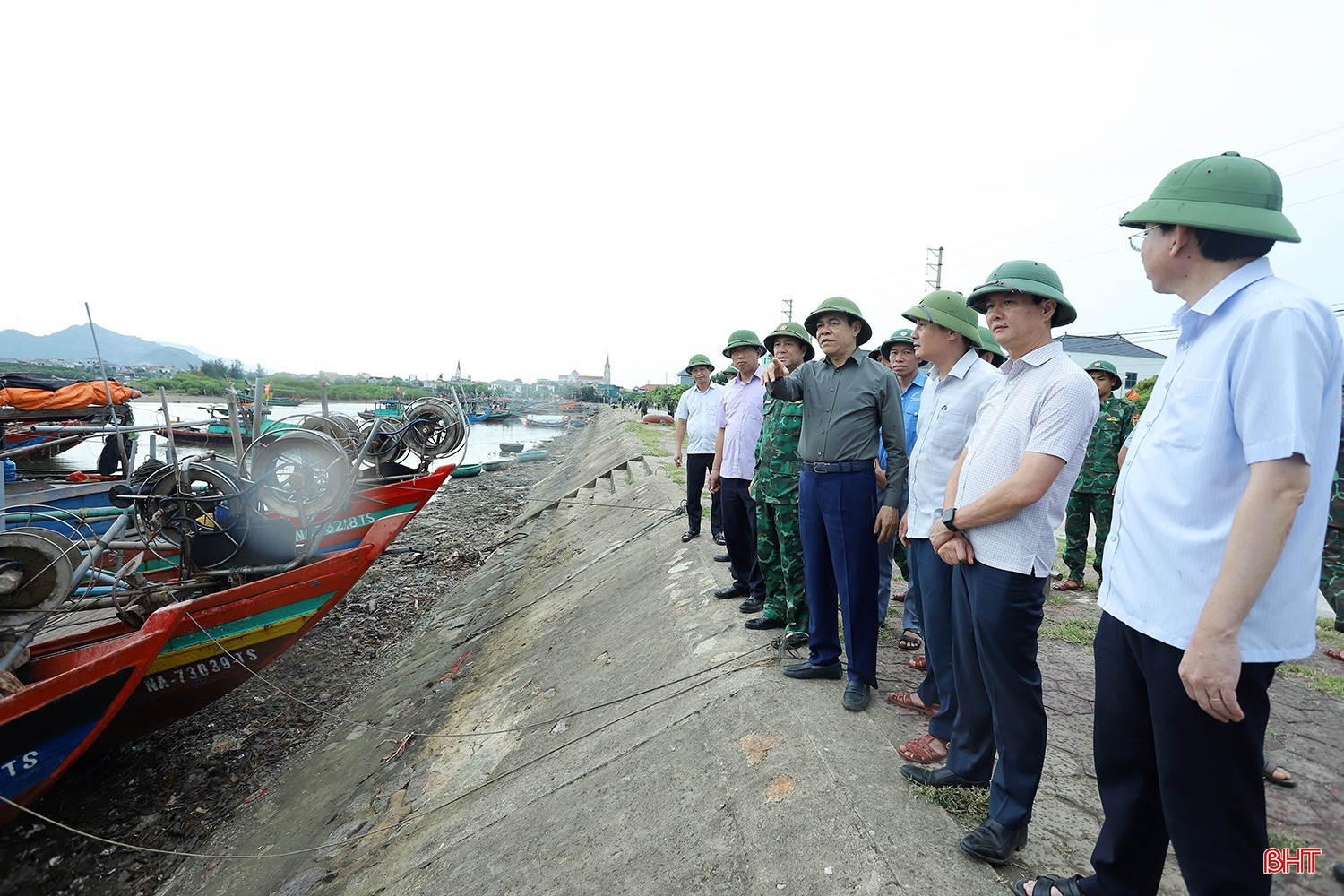 Chủ tịch UBND tỉnh Võ Trọng Hải yêu cầu các đơn vị, địa phương tập trung cao nhất cho công tác ứng phó bão số 5. bqbht_br_ung-pho-bao-so-5.jpg