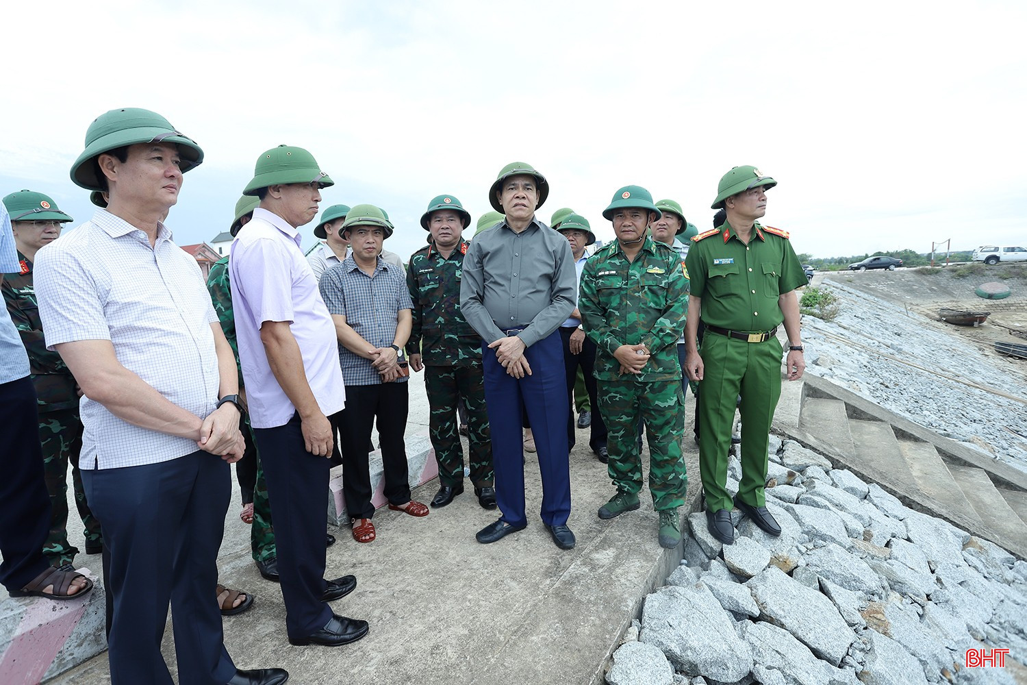 Đoàn công tác của tỉnh kiểm tra tại cảng cá và khu neo đậu tránh trú bão Cửa Hội – Xuân Phổ ở xã Đan Hải. bqbht_br_ung-pho-bao-so-5-7a.jpg