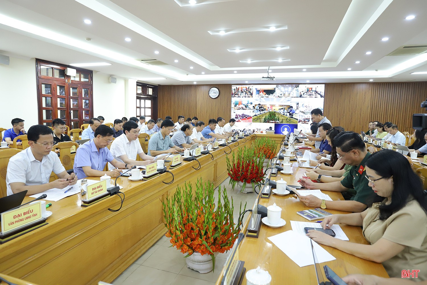 ...cùng lãnh đạo các sở, ban, ngành cấp tỉnh tham dự cuộc họp tại điểm cầu UBND tỉnh. bqbht_br_phong-chong-bao-so-8.jpg