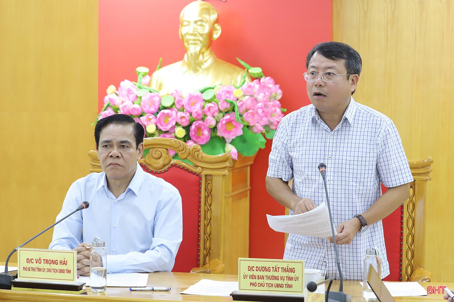 Phó Chủ tịch UBND tỉnh Dương Tất Thắng phát biểu tại cuộc họp ứng phó bão số 5. bqbht_br_phong-chong-bao-so-5c.jpg