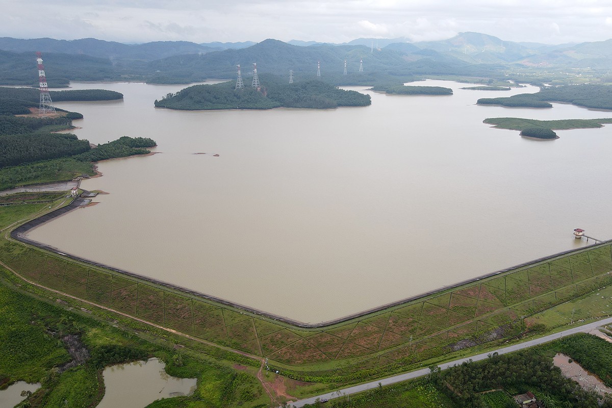Mực nước hồ Bộc Nguyên đang ở cao trình 18,78/20 m, tương đương dung tích 19,59/24 triệu m3 nước. ho-ke-go-xa-lu-4.jpg
