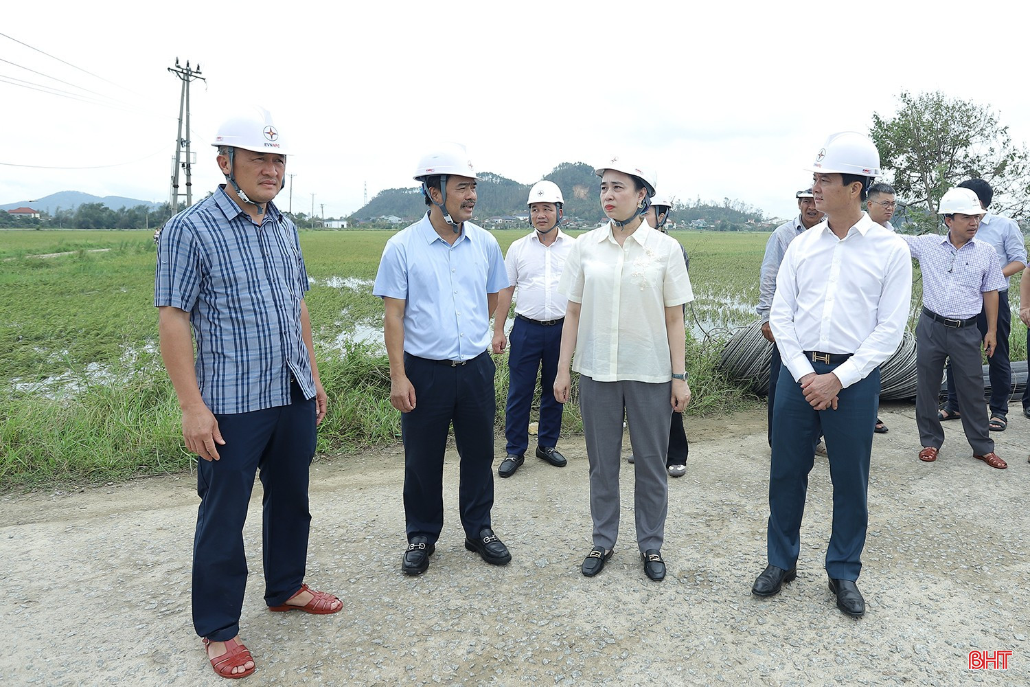 Ms. Do Nguyet Anh - Chairwoman of the Board of Members of the Northern Power Corporation and Vice Chairman of Ha Tinh Provincial People's Committee Tran Bao Ha inspected the repair of the power grid after storm No. 5 in Nghi Xuan commune. bqbht_br_mat-dien-sau-bao-1.jpg