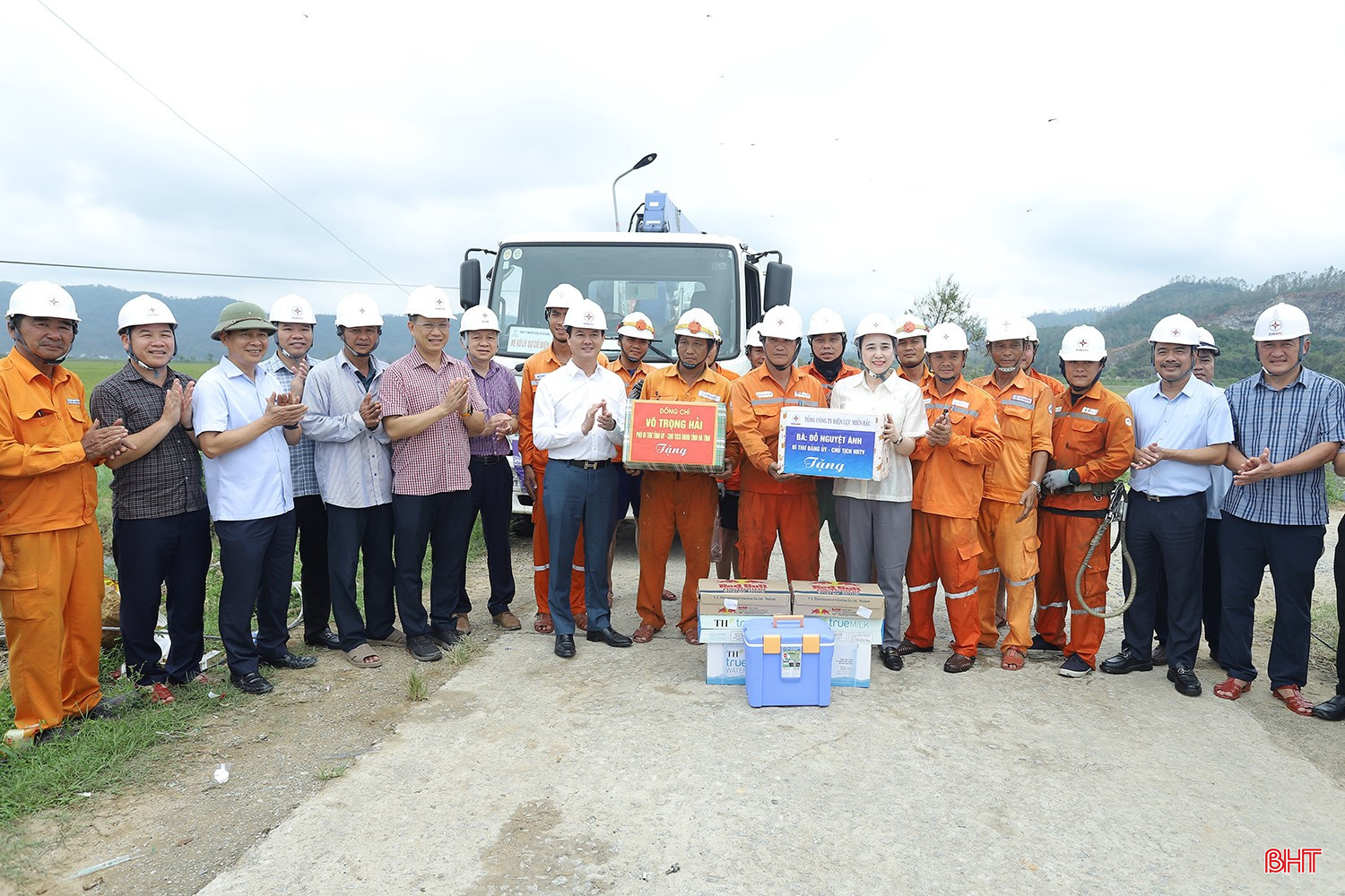 Ms. Do Nguyet Anh - Chairwoman of the Board of Members of the Northern Power Corporation and Vice Chairman of the People's Committee of Ha Tinh province Tran Bao Ha encouraged workers and engineers who are trying to fix the power grid problem. bqbht_br_mat-dien-sau-bao.jpg