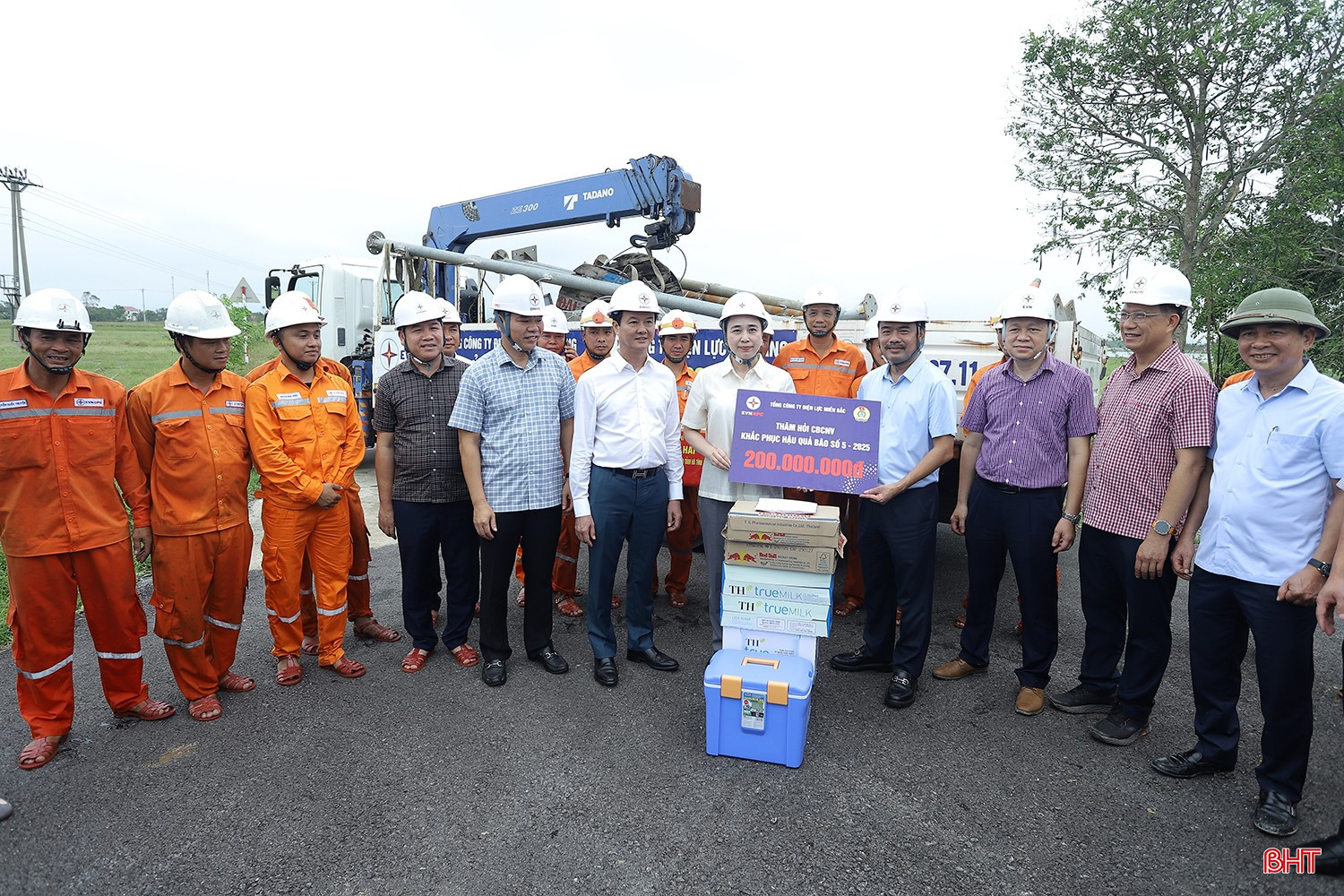 Northern Power Corporation supports Ha Tinh Power Company with 200 million VND to overcome the consequences of storm No. 5. bqbht_br_mat-dien-sau-bao-6.jpg