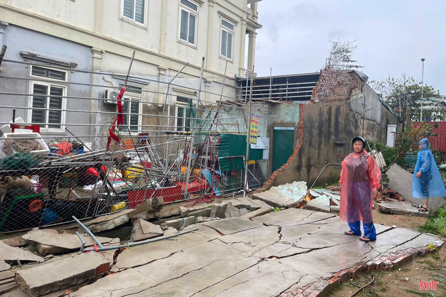 Nhà ở của người dân xã Cổ Đạm bị sập tường, tốc mái do ảnh hưởng của bão số 5. bqbht_br_bao-so-5-3.jpg