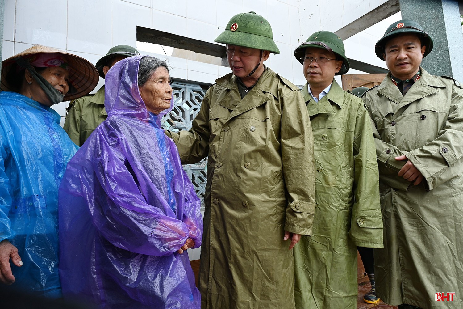 Đoàn công tác Trung ương do Phó Thủ tướng Chính phủ Trần Hồng Hà dẫn đầu và Bí thư Tỉnh ủy Nguyễn Duy Lâm đi kiểm tra công tác khắc phục hậu quả bão số 5 trên địa bàn và tặng quà, động viên người dân Hà Tĩnh bị thiệt hại do bão, vào sáng 26/8. bqbht_br_bao-so-5-1.jpg