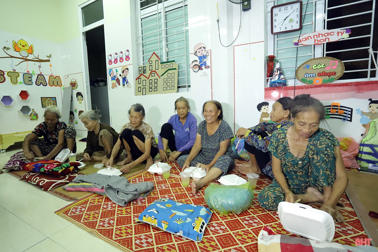 Hà Tĩnh di dời 8.913 hộ/22.169 người vùng nguy cơ mất an toàn trong bão số 5 tới nơi tránh trú an toàn. bqbht_br_bao-so-5.jpg