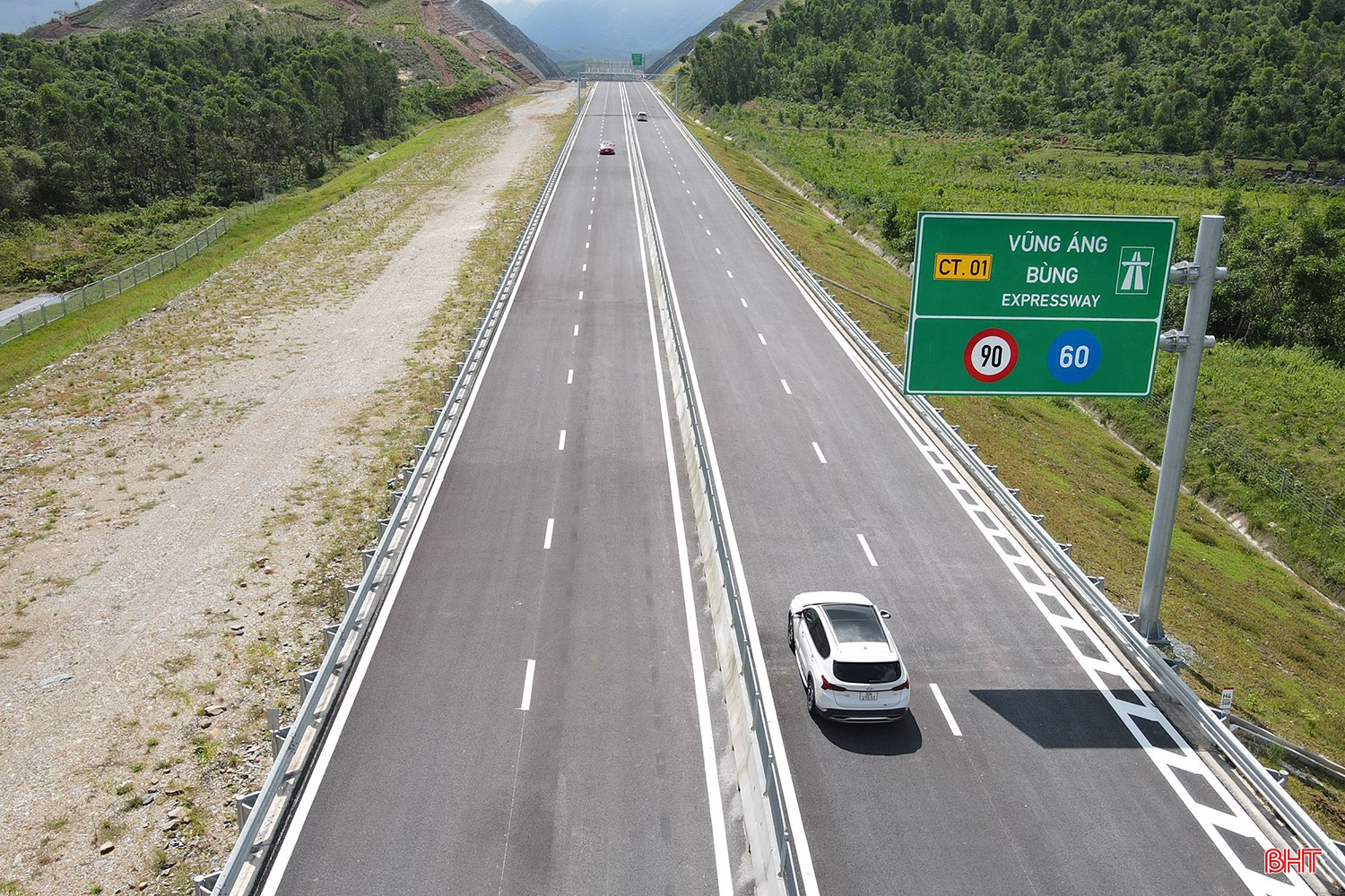 ブンアン・ブン高速道路では、車両は最高速度 90km/h、最低速度 60km/h で走行できます。 bqbht_br_cao-toc-vung-ang-bung-thong-xe-6.jpg