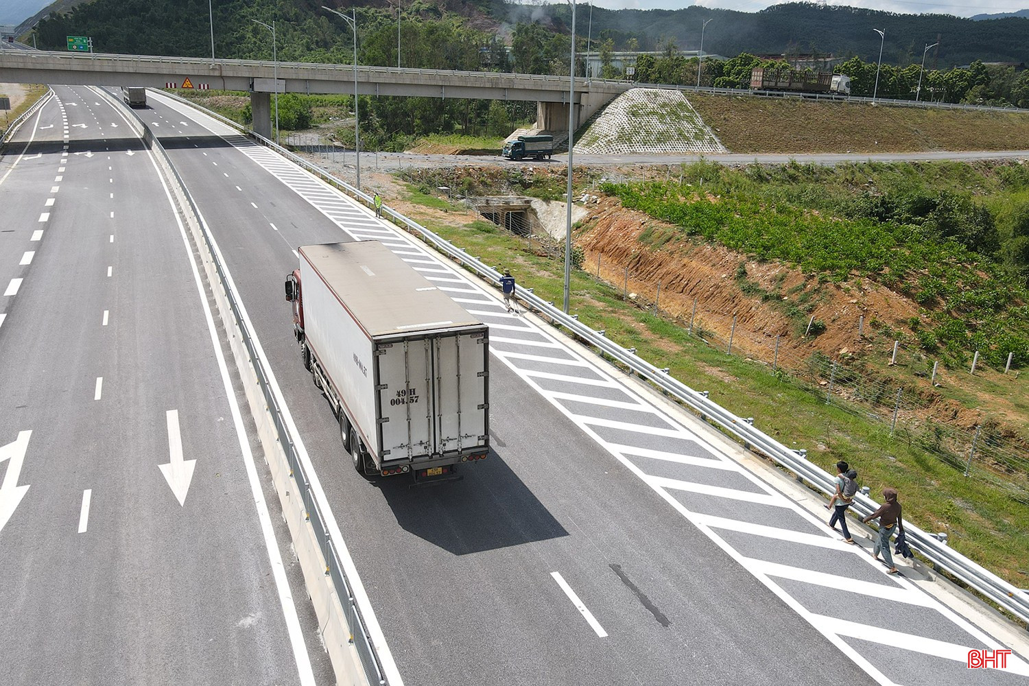 さらに、ブンアン・ブン高速道路の幹線道路を歩く人もおり、交通不安を引き起こしている状況がある。 bqbht_br_cao-toc-vung-ang-bung-thong-xe-7aa.jpg