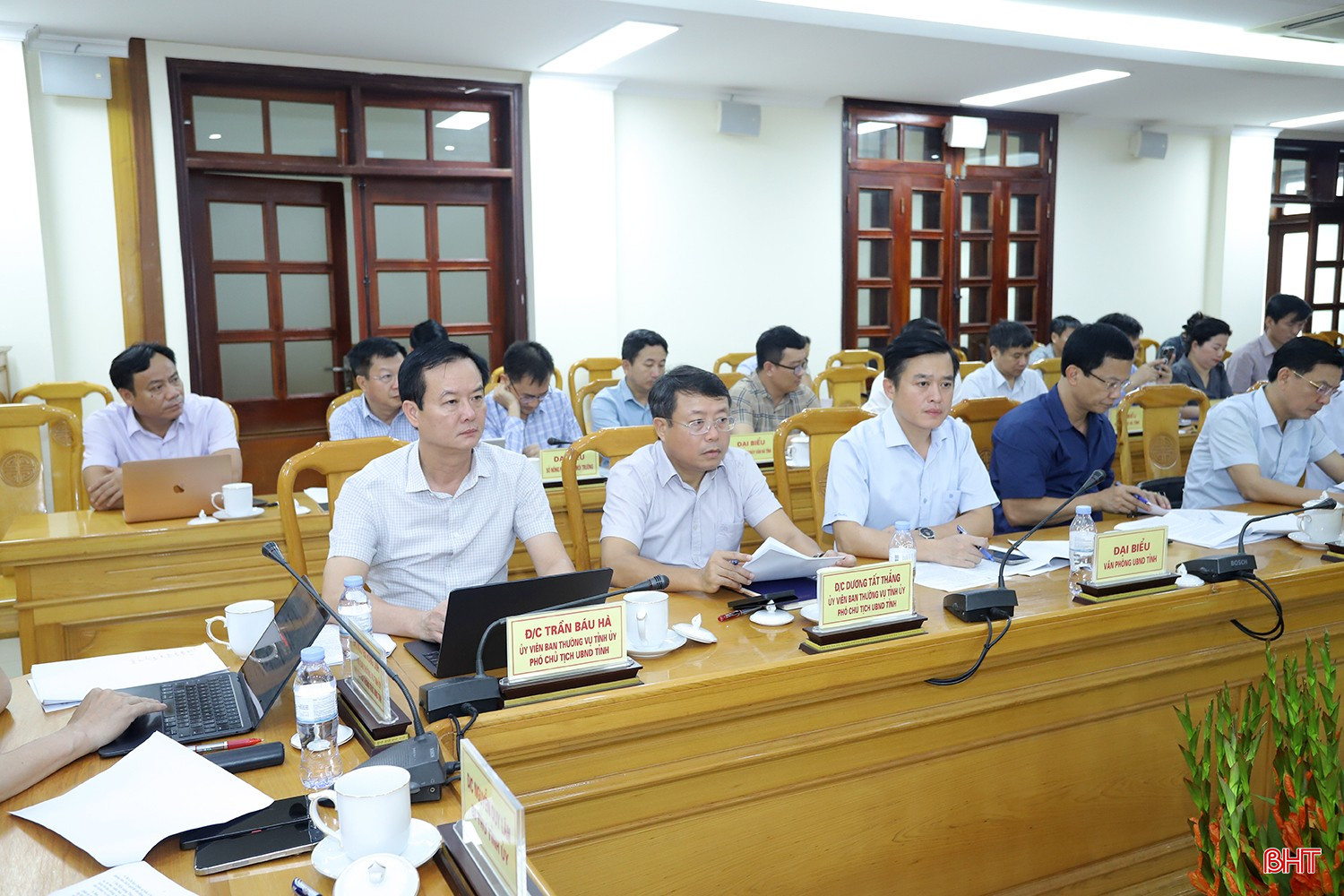 2 Phó Chủ tịch UBND tỉnh: Trần Báu Hà và Dương Tất Thắng cùng các đại biểu tham dự cuộc họp. bqbht_br_bao-so-5-3a.jpg