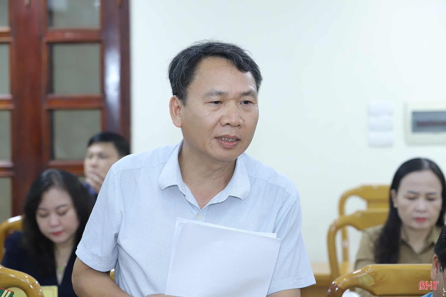 Chi cục trưởng Chi cục Thủy lợi Trần Đức Thịnh báo cáo về cơn bão số 5. bqbht_br_bao-so-5-01-1727.jpg